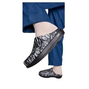 NWT OOFOS OOcloog Limited Edition Recovery Clogs Nomad Combo Camo Animal print 8